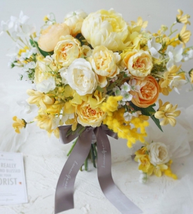 bó hoa cô dâu bằng lụa màu vàng tươi