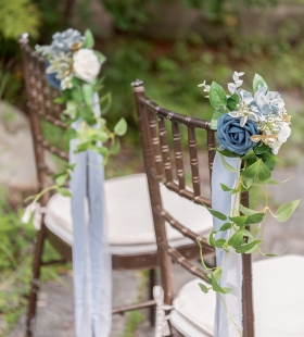 hoa trang trí ghế ngày cưới 