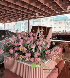 bồn hoa nhân tạo trang trí quán cafe siêu đẹp 