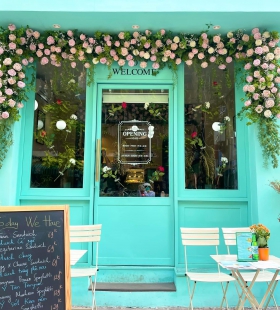 Mảng hoa lụa trang trí quán cafe  